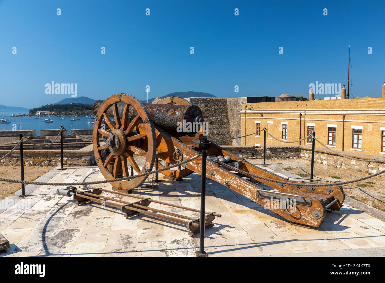 Alte Kanone auf der alten Festung von Kerkyra, Korfu Stockfoto