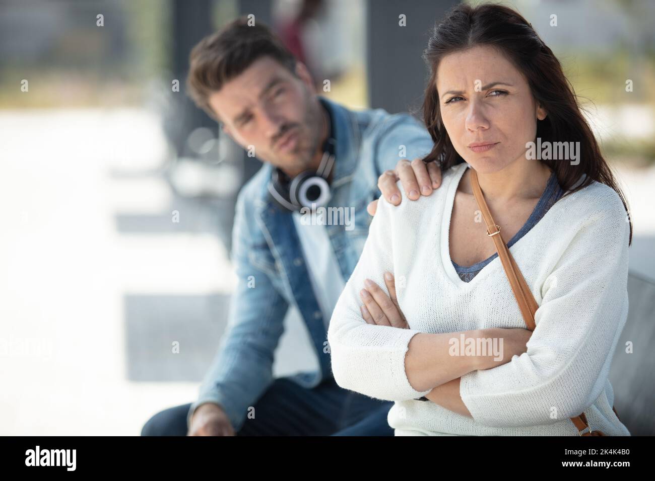 Pärchen bricht auf der Bank zusammen Stockfoto