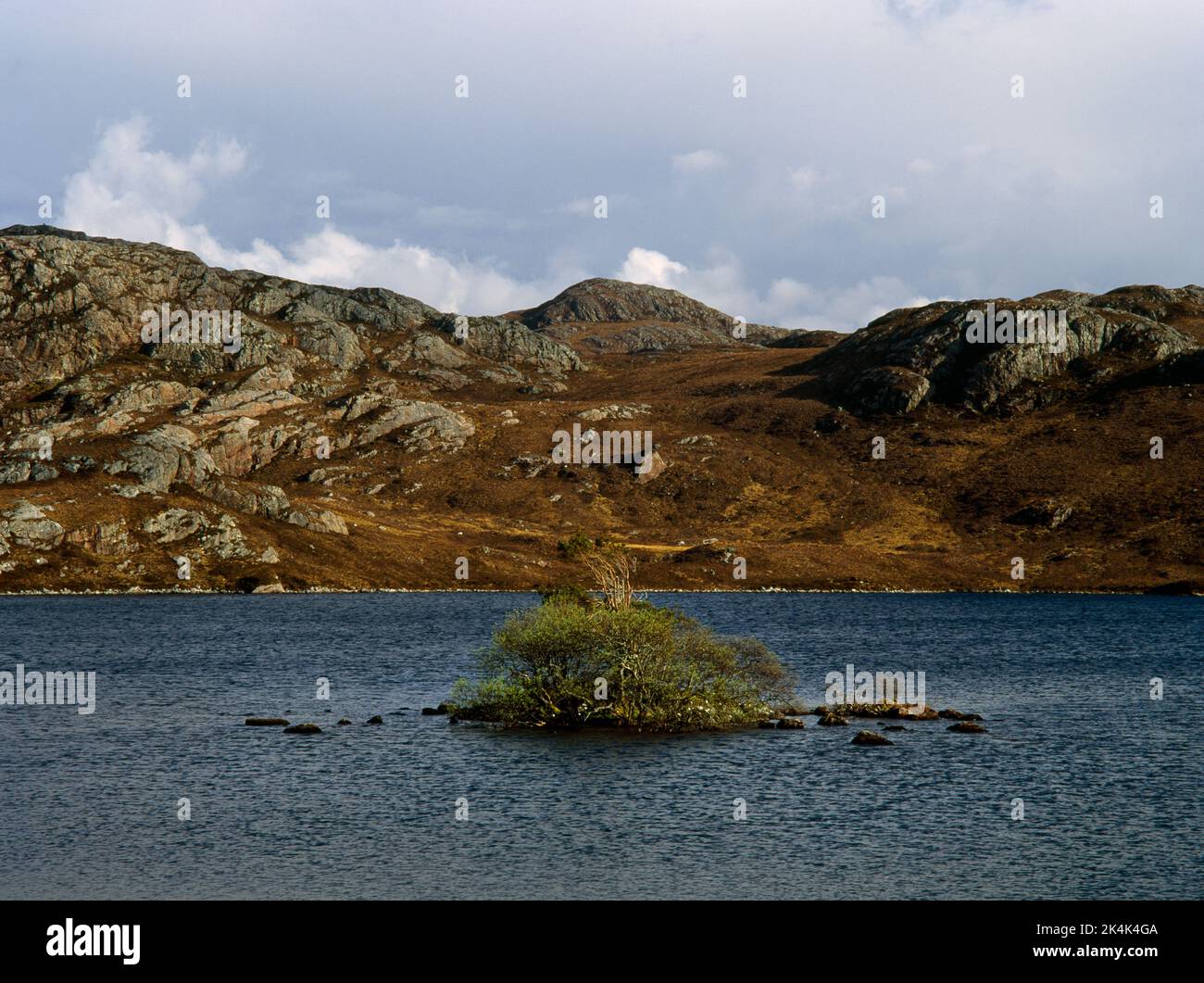 Loch Tollaidh oder Loch Tollie Crannog, Gairloch, Poolewe, Wester Ross, Ross & Cromarty, Highland, Schottland, UK. Blick aus dem Jahr A832 Stockfoto