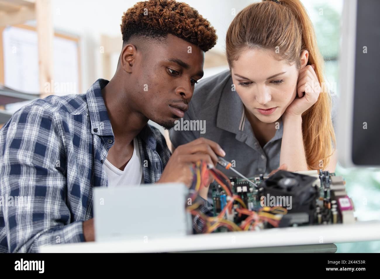 Junge Studenten testen Projekt in Workshop Stockfoto