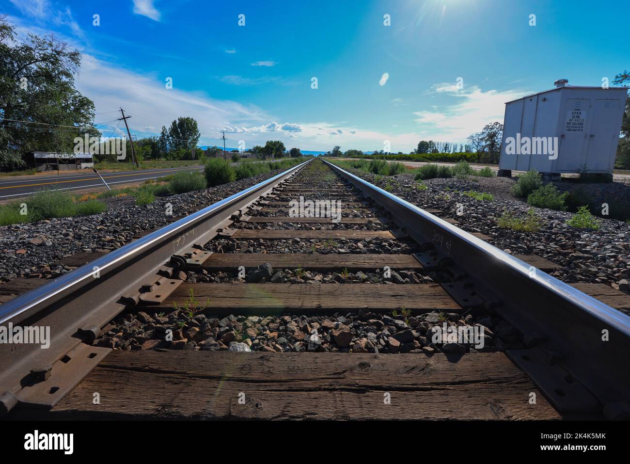 Niedrige Sicht auf die Länge einer Eisenbahnstrecke in der Nähe von Fruita in Colorado, USA Stockfoto