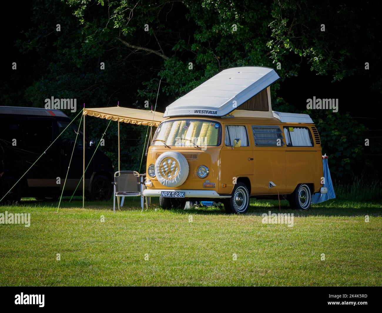 VW Westfalia auf einem Campingplatz, Großbritannien Stockfoto