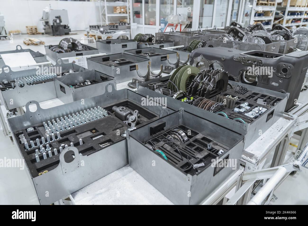 Nahaufnahme von Objekten, Werkzeugen und Ersatzteilen auf der Montagelinie von Übertragungseinrichtungen in der Industriefabrik. Stockfoto