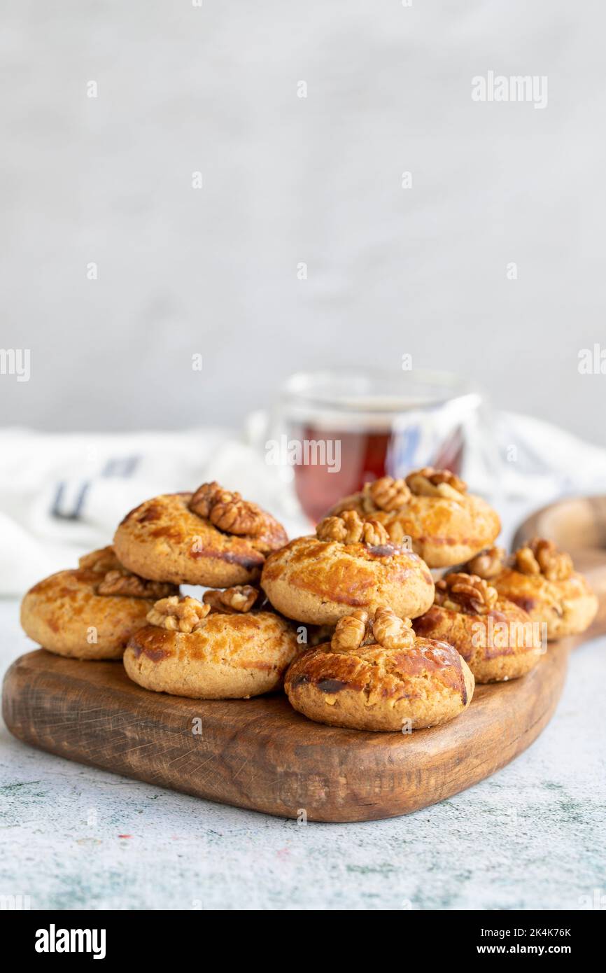 Walnusskeks. Hausgemachte Kekse auf grauem Hintergrund. Nahaufnahme Stockfoto