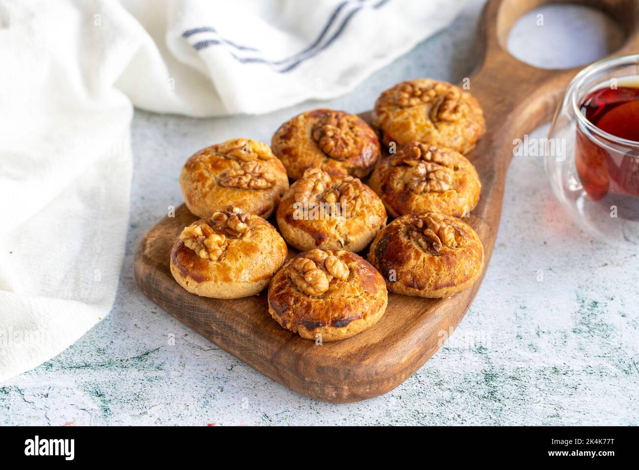 Walnusskeks. Hausgemachte Kekse auf grauem Hintergrund. Nahaufnahme Stockfoto