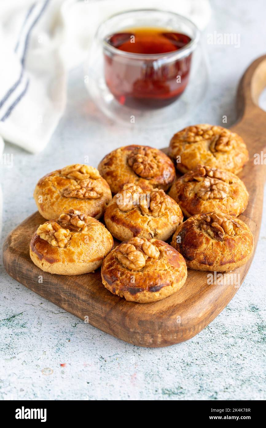Walnusskeks. Hausgemachte Kekse auf grauem Hintergrund. Nahaufnahme Stockfoto