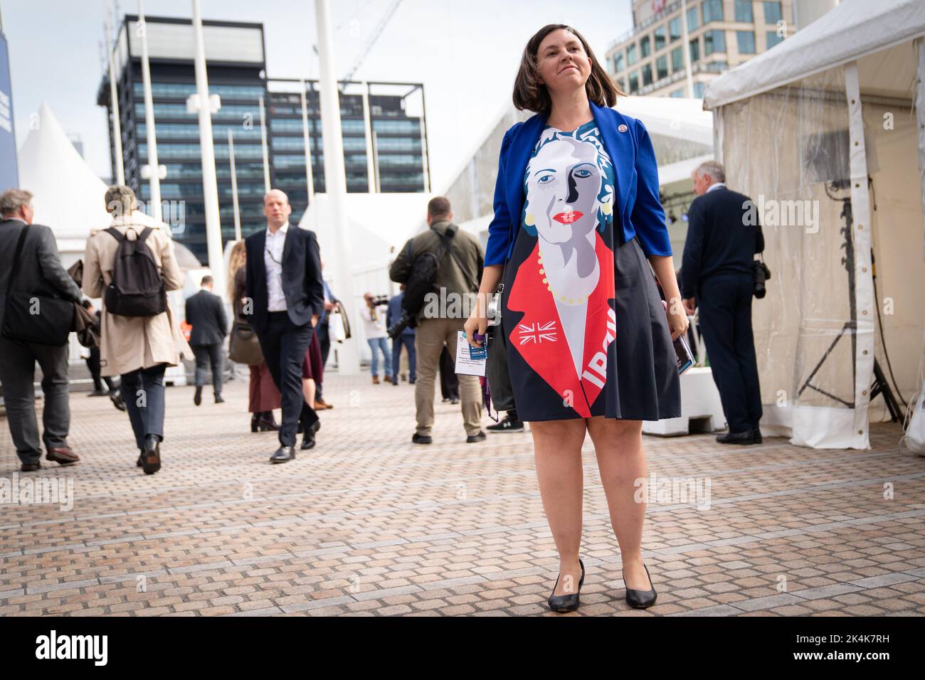 Eine Dame in einem Kleid, in dem die ehemalige Premierministerin Margaret Thatcher abgebildet ist, trifft auf die Jahreskonferenz der Konservativen Partei in Birmingham ein. Bilddatum: Montag, 3. Oktober 2022. Stockfoto