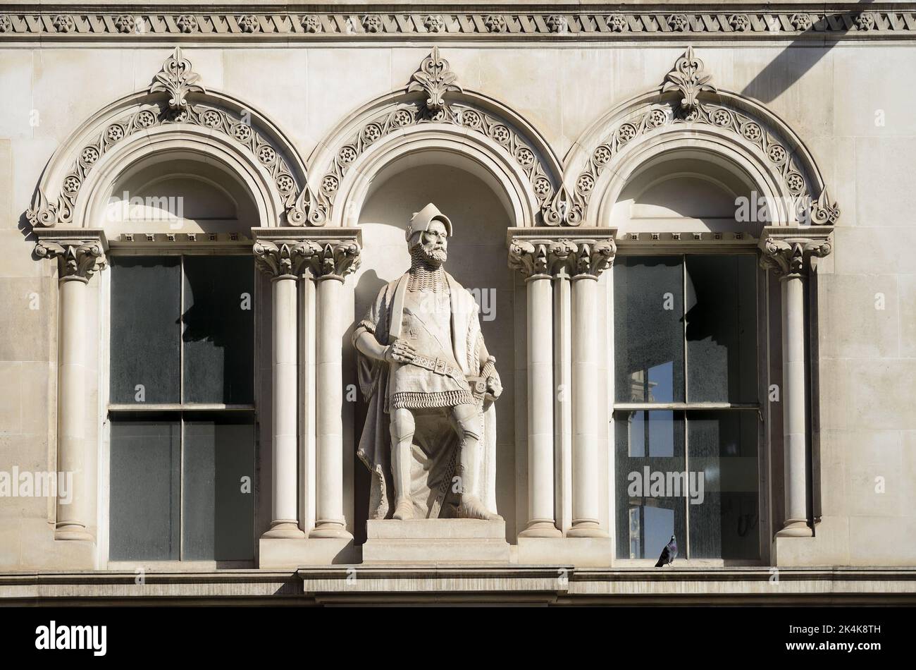 London, England, Großbritannien. Statue mit Blick auf Holborn Viaduct: William Walworth (d1385: Zweimal Bürgermeister von London) und eine Taube Stockfoto