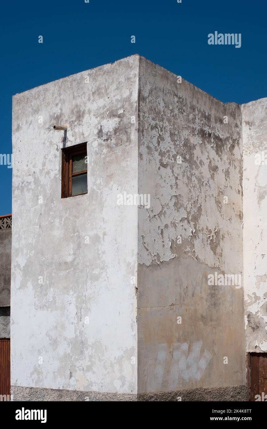 Altes Gebäude mit verwitterter Fassade Stockfoto