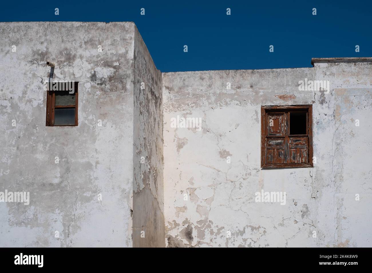 Altes Gebäude mit verwitterter Fassade Stockfoto