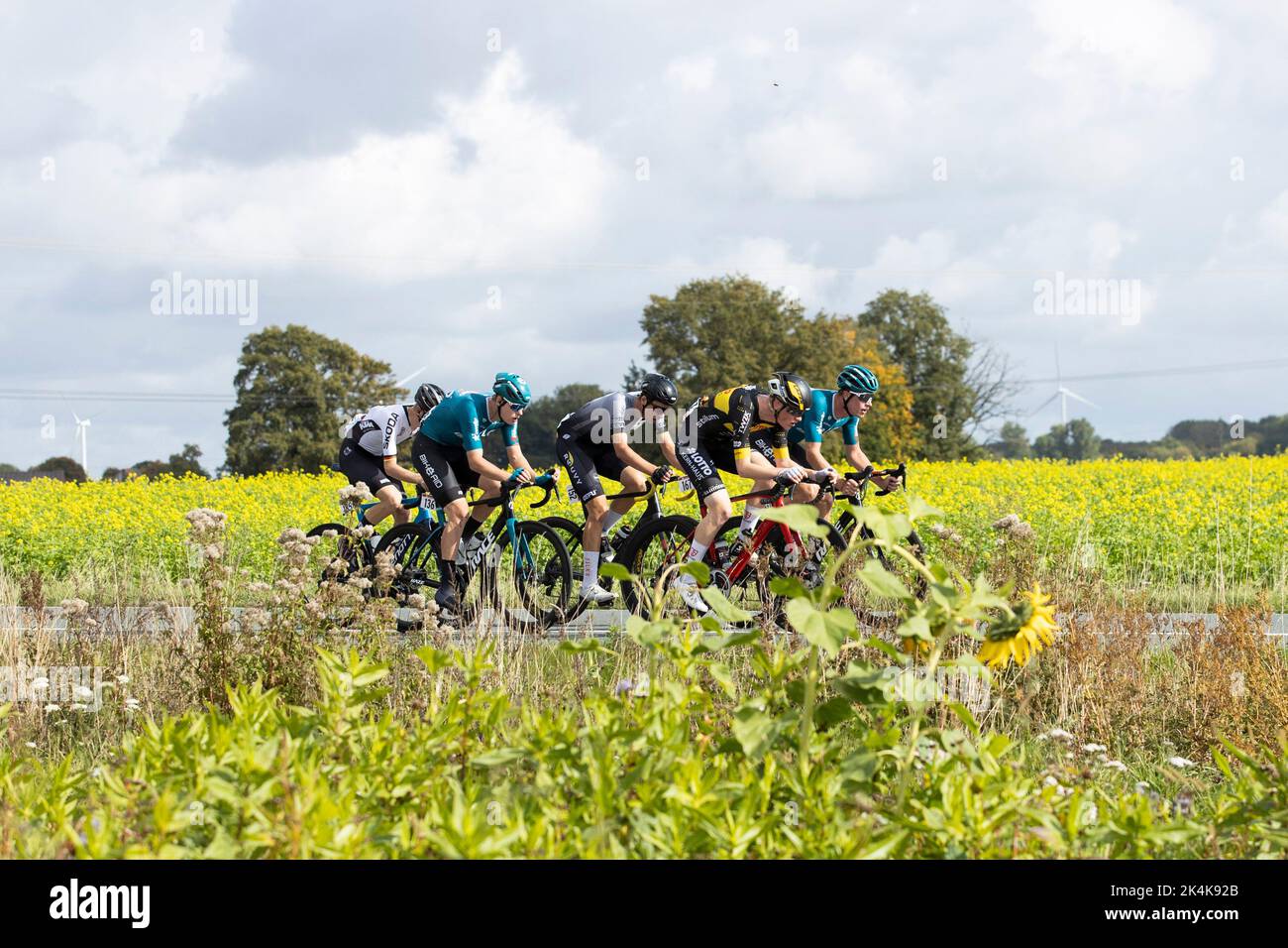 03. Oktober 2022, Nordrhein-Westfalen, Münster: Eine abtrünnige Gruppe fährt auf der Landstraße zwischen Telgte und Sendenhorst im Münsterland-Giro. Foto: Marco Steinbrenner/dpa Stockfoto