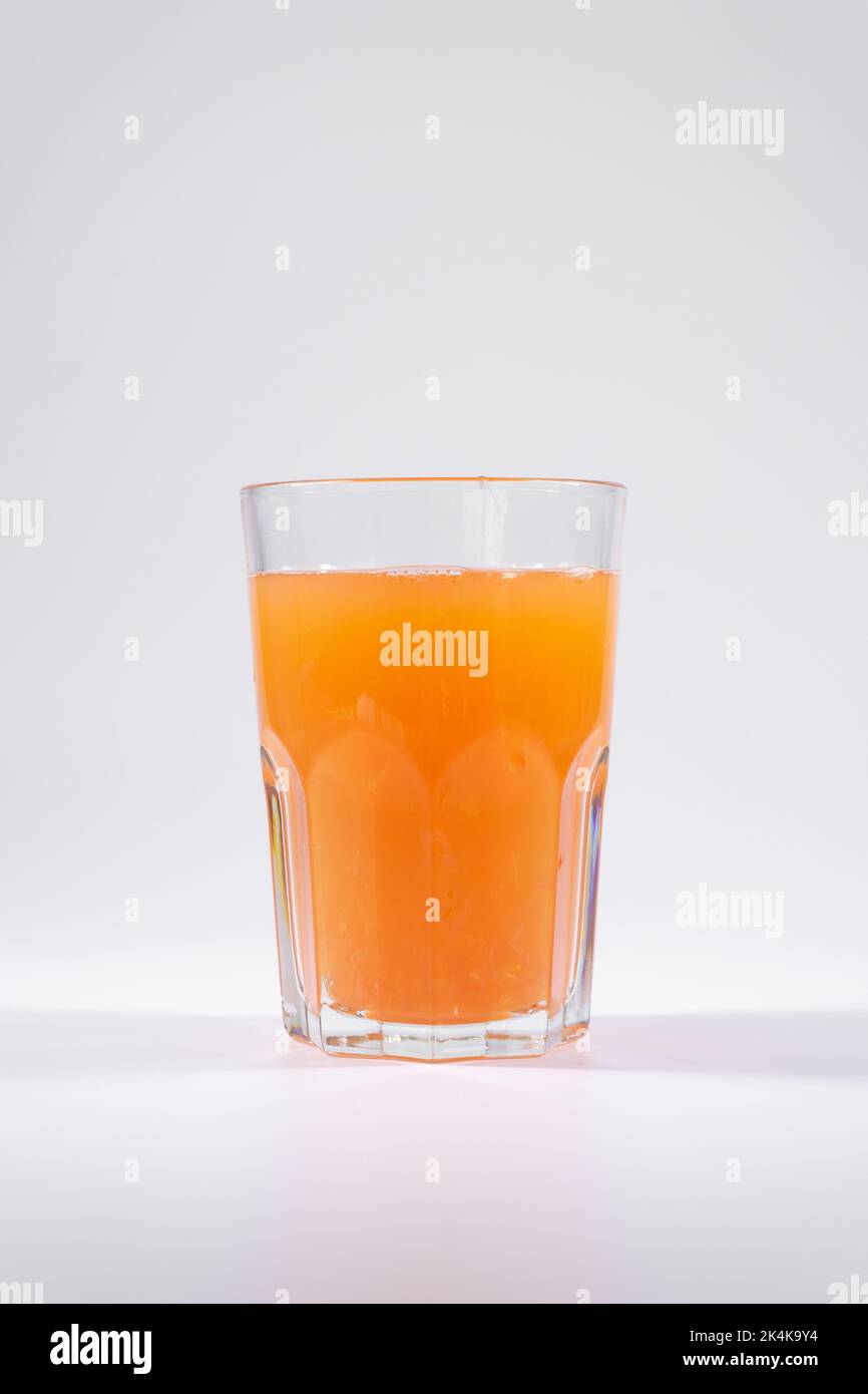 Frischer, kalter Orangensaft mit Grapefruit, Eis, Stroh isoliert Stockfoto
