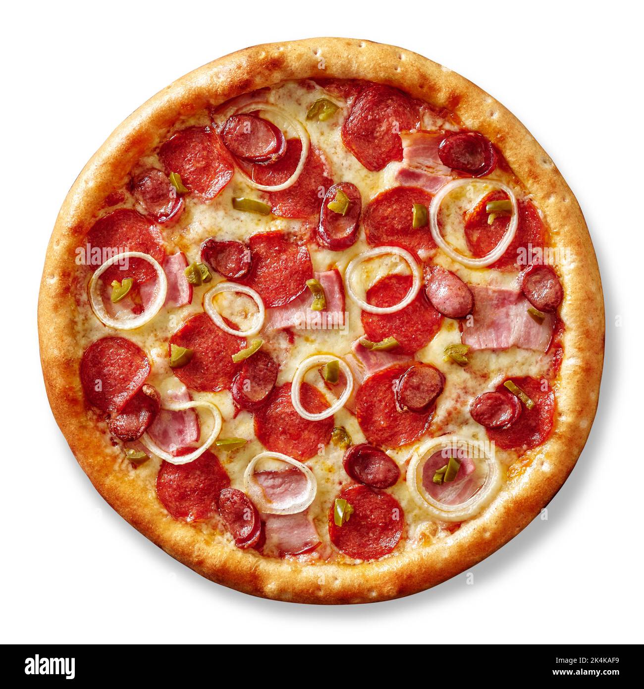 Fleischpizza mit Speck, Salami, Jagdwürsten, Jalapeno und Zwiebeln auf weißem Hintergrund isoliert Stockfoto