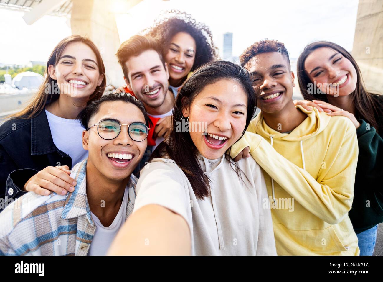 Vielfältige Gruppe von glücklichen jungen besten Freunden, die Spaß beim gemeinsamen Selfie haben Stockfoto