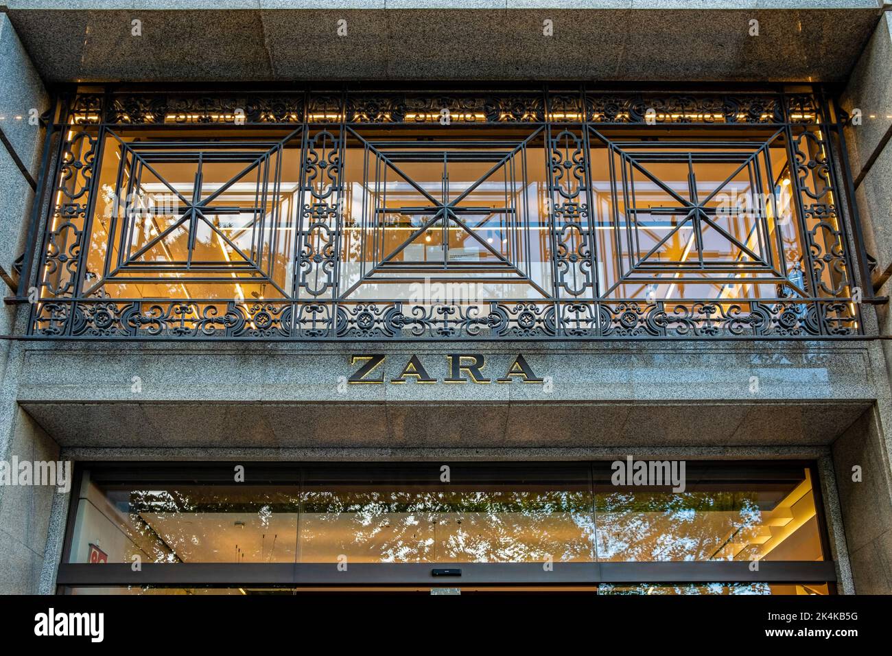 Barcelona, Spanien. 30. September 2022. Das Logo der Fast-Fashion-Bekleidungsmarke Zara ist auf einem Ladeneingang zu sehen. Kredit: SOPA Images Limited/Alamy Live Nachrichten Stockfoto