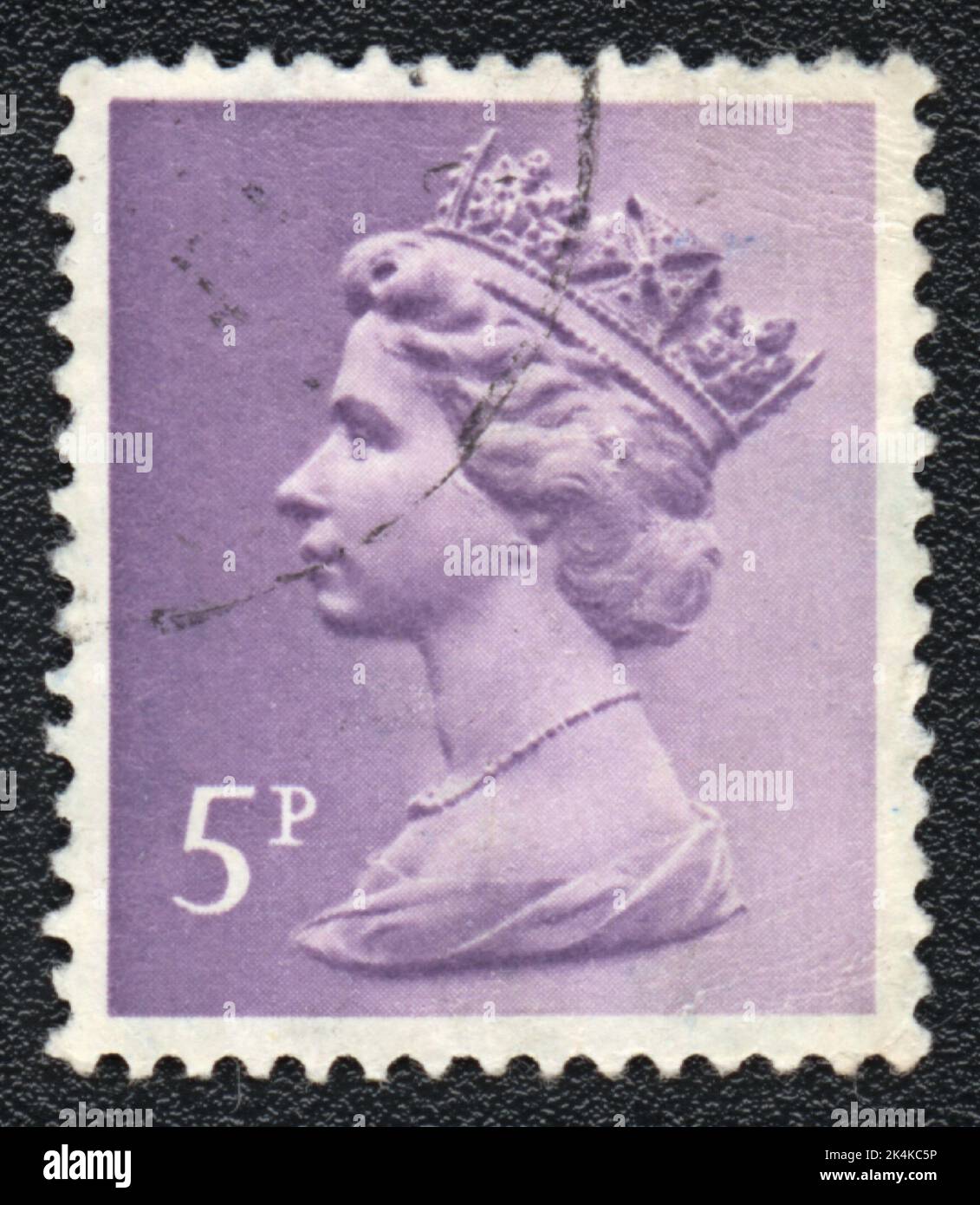 GROSSBRITANNIEN - UM 1978: Briefmarke gedruckt von Großbritannien, zeigt Porträt von Königin Elizabeth 2, um 1978 Stockfoto