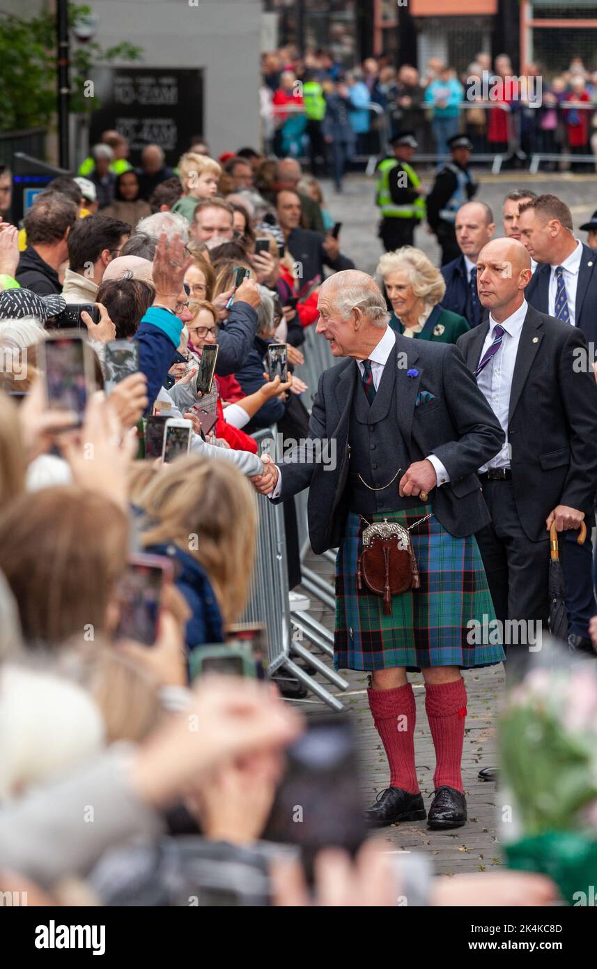 Dunfermline, Fife, Schottland 03. Oktober 2022. King Charles und Queen Consort begrüßen Menschenmengen bei einem Besuch in Dunfermline © Richard Newton / Alamy Live News Stockfoto