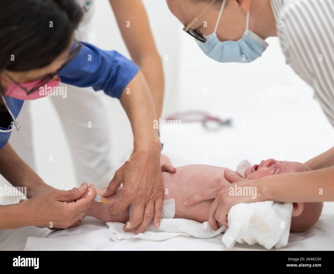 Baby wird vom Kinderarzt in Anwesenheit seiner Mutter geimpft. Vorbeugende Impfung gegen Diphtherie, Keuchhusten, Tetanus, Hepatitis Stockfoto
