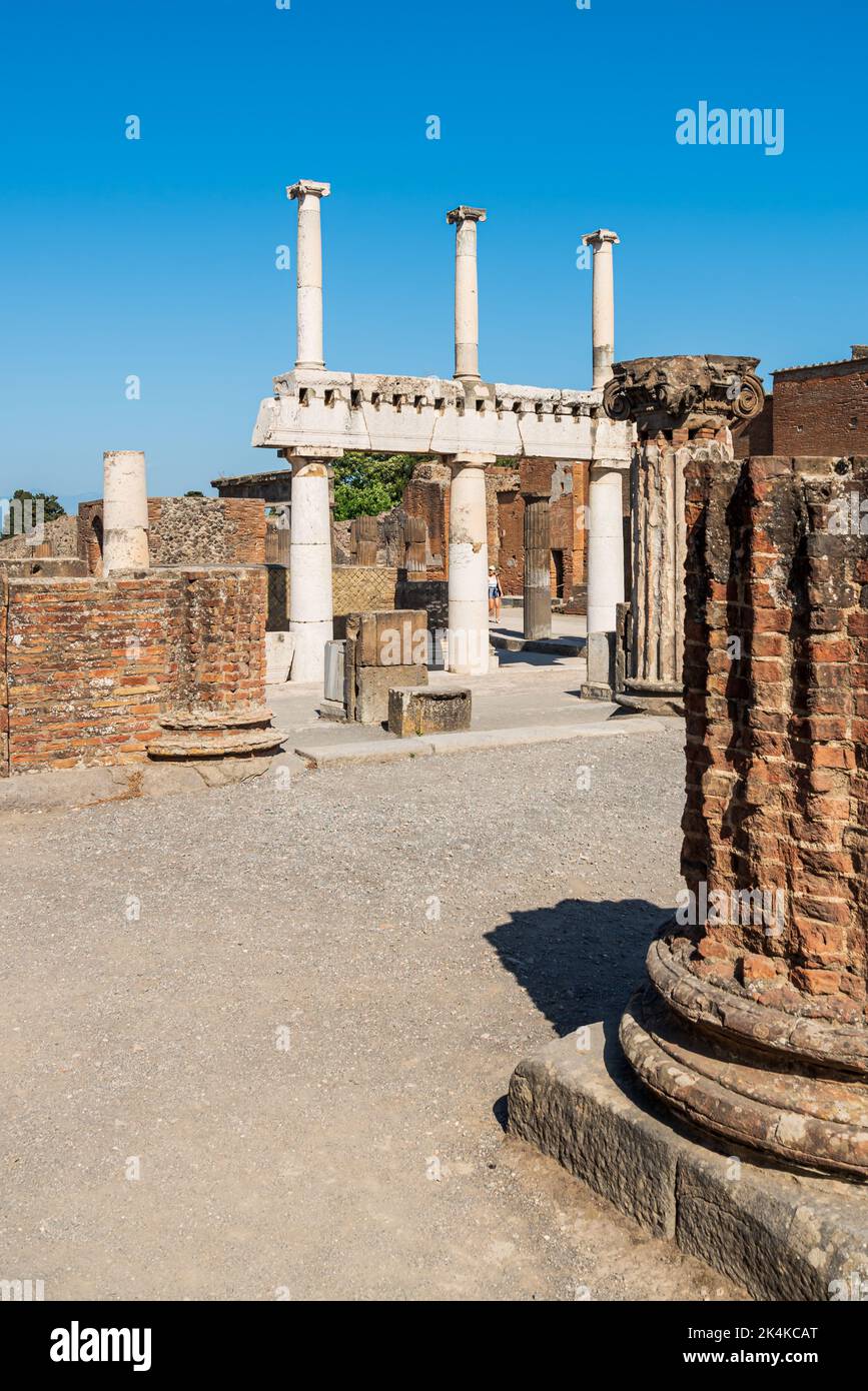 Marmorsäulen, die die alte Fassade des römischen Tempels in der antiken Stadt Pompei tragen Stockfoto