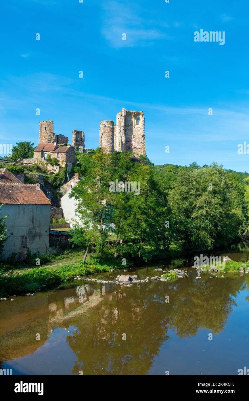 Herisson bezeichnete sie als „Petite Cité de Caractère“. Blick auf das castel de Ducs de Bourbon und den Fluss Aumance. Allier. Auvergne Rhone Alpes. Frankreich Stockfoto