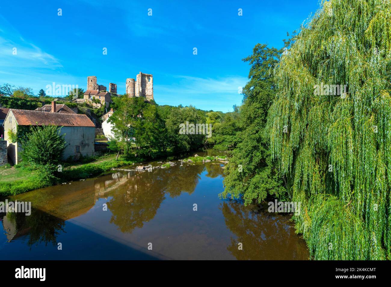 Herisson bezeichnete sie als „Petite Cité de Caractère“. Blick auf das castel de Ducs de Bourbon und den Fluss Aumance. Allier. Auvergne Rhone Alpes. Frankreich Stockfoto