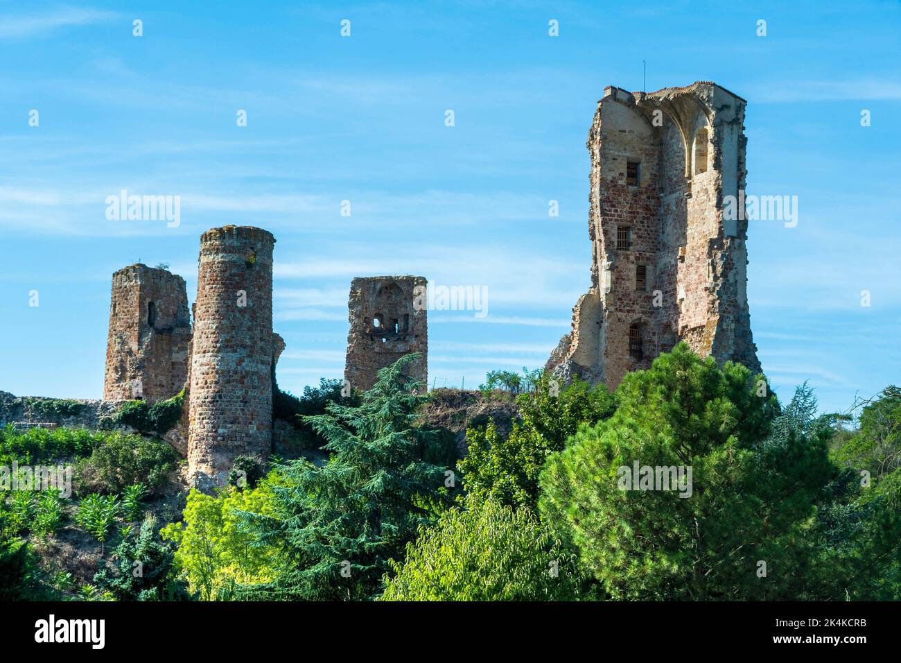 Herisson bezeichnete die kleine Stadt des Charakters. Blick auf die Türme der Festung Ducs de Bourbon. Allier-Abteilung. Auvergne Rhone Alpes. Frankreich Stockfoto