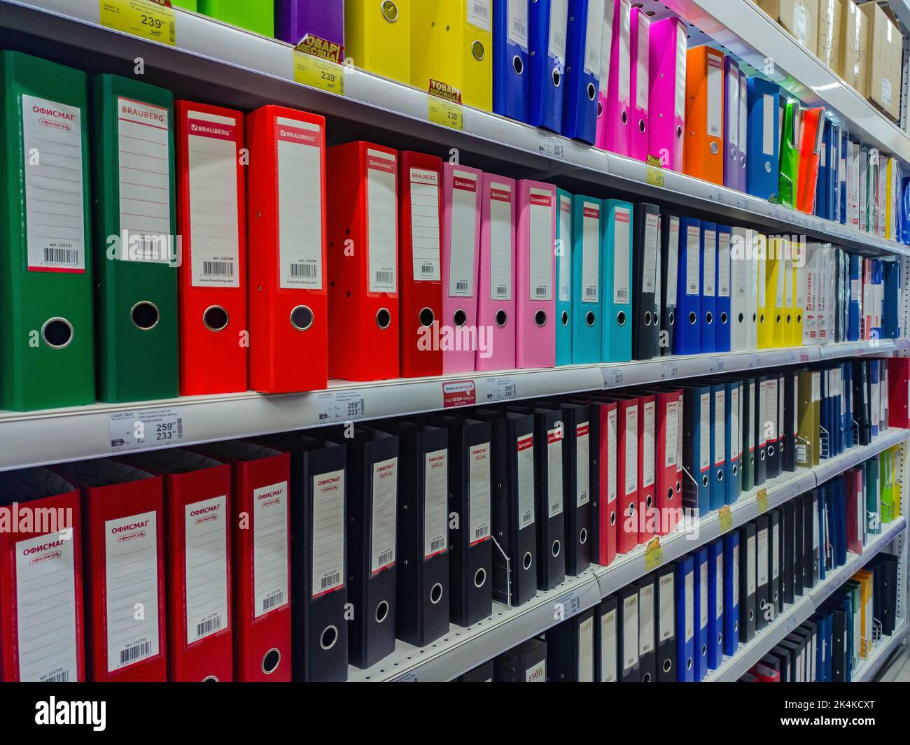 Kasan, Russland. 22. September 2022. Reihen von bunten Büchern in einem Supermarkt für Bürobedarf. Satz farbcodierter Dateien und Ordner, die von Buchhaltern und Buchhaltern verwendet werden Stockfoto