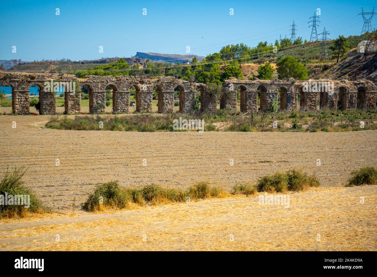 Ruinen des Aquädukts der antiken Stadt der Türkei in den Bergen. Stockfoto