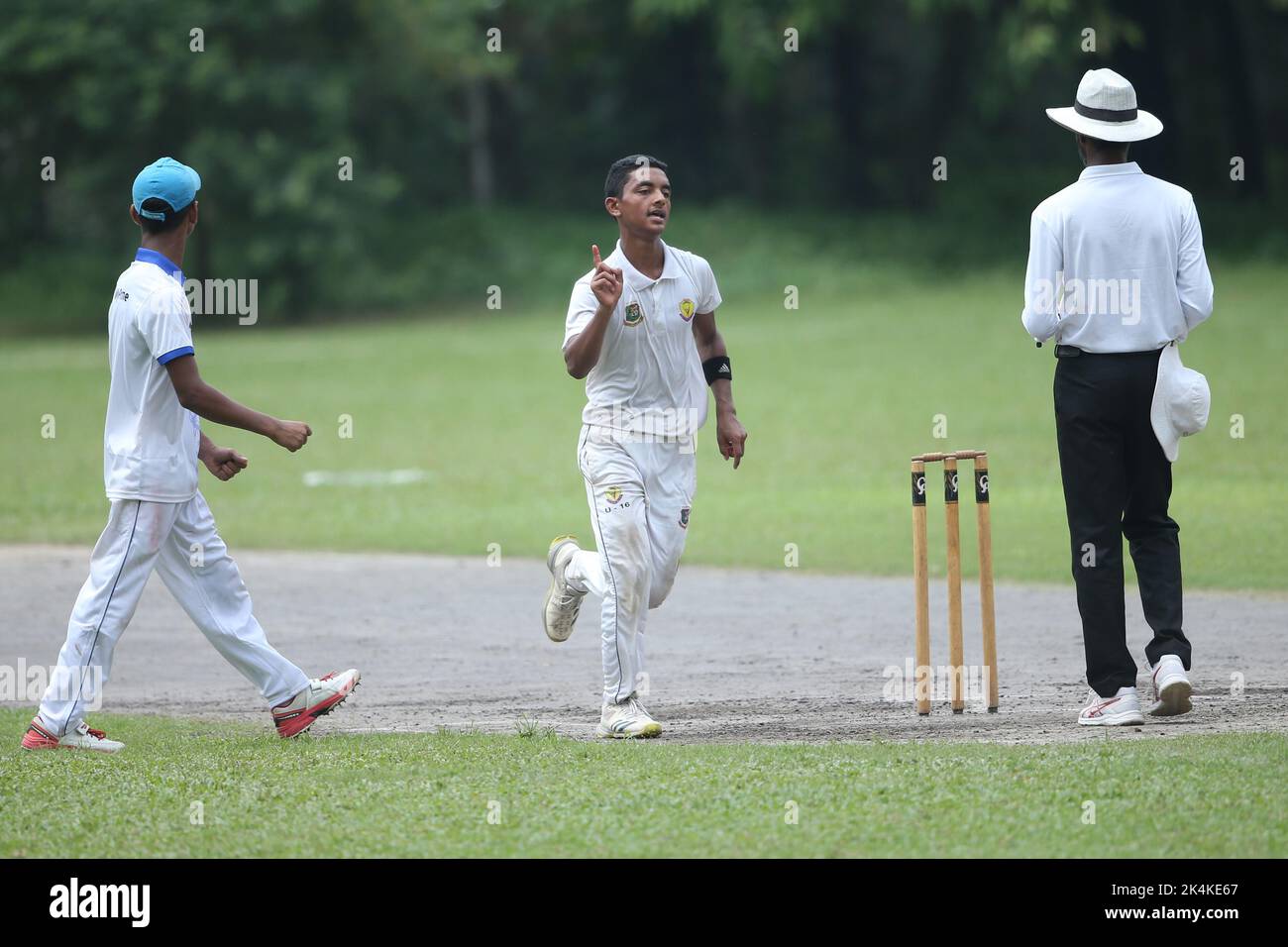 Prime Bank National School Cricket Tournament 2021-22 Spiel zwischen Premier Ideal High School, Mymensingh und Shishu Niketon High School, Rangpur bei J Stockfoto