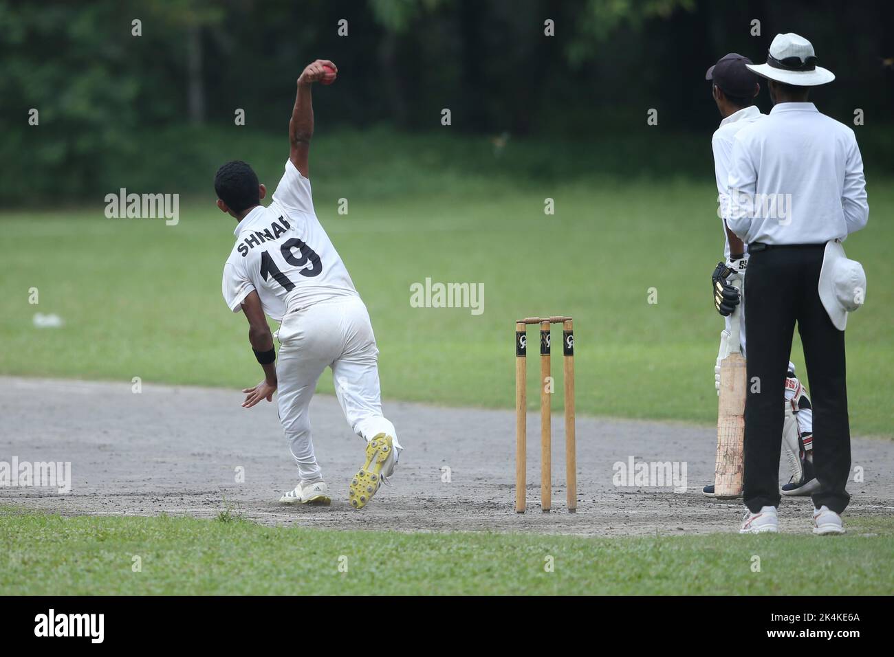 Prime Bank National School Cricket Tournament 2021-22 Spiel zwischen Premier Ideal High School, Mymensingh und Shishu Niketon High School, Rangpur bei J Stockfoto