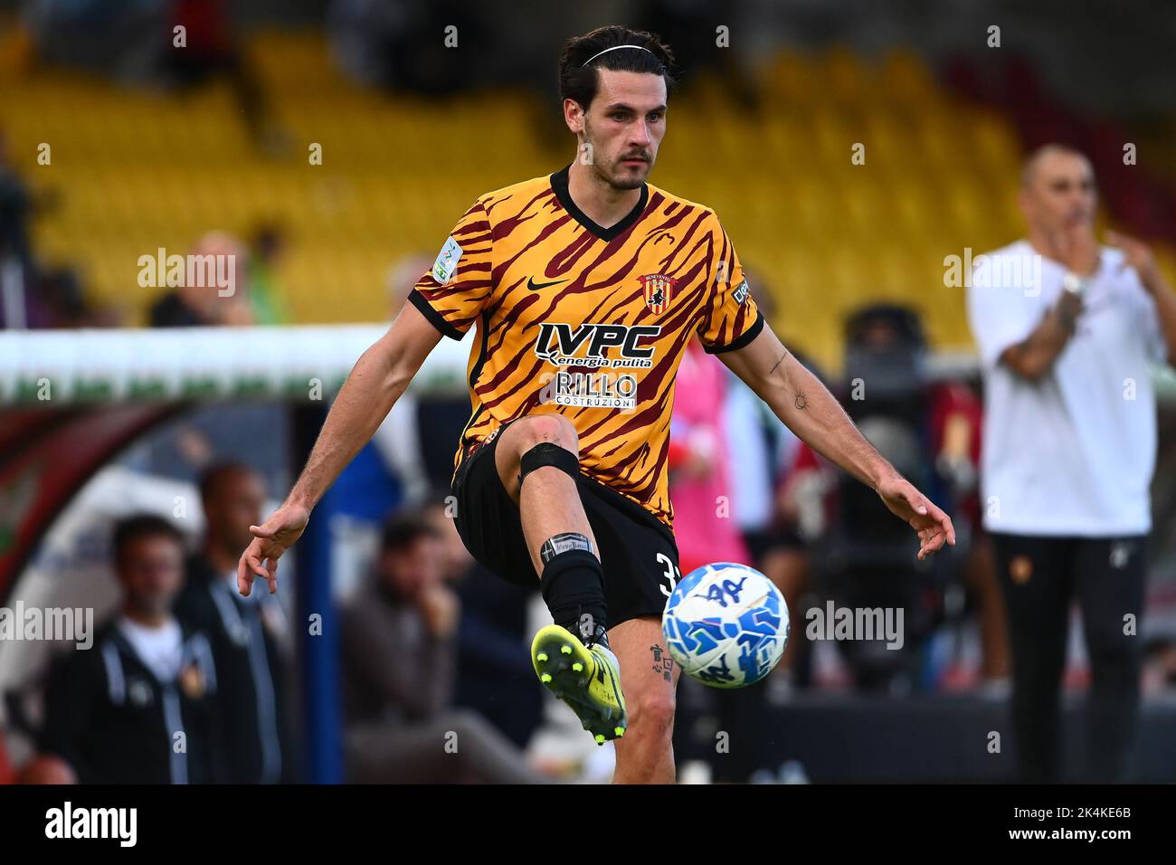 Massimo Leverbe von Benevento beim Spiel der Serie B zwischen Benevento Calcio und dem Ascoli 1898 FC im Ciro Vigorito Stadium in Benevento, Italien, auf Stockfoto