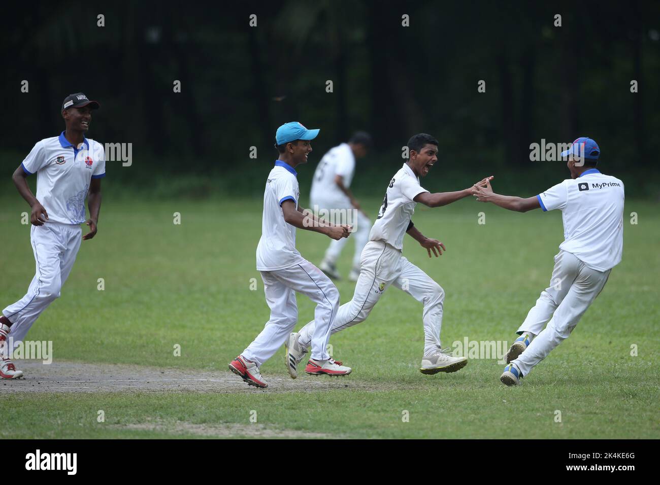 Prime Bank National School Cricket Tournament 2021-22 Spiel zwischen Premier Ideal High School, Mymensingh und Shishu Niketon High School, Rangpur bei J Stockfoto