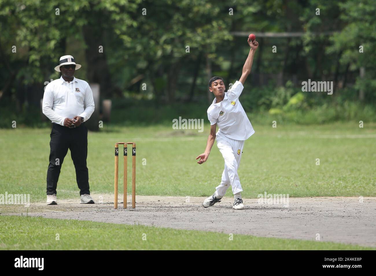 Prime Bank National School Cricket Tournament 2021-22 Spiel zwischen Premier Ideal High School, Mymensingh und Shishu Niketon High School, Rangpur bei J Stockfoto