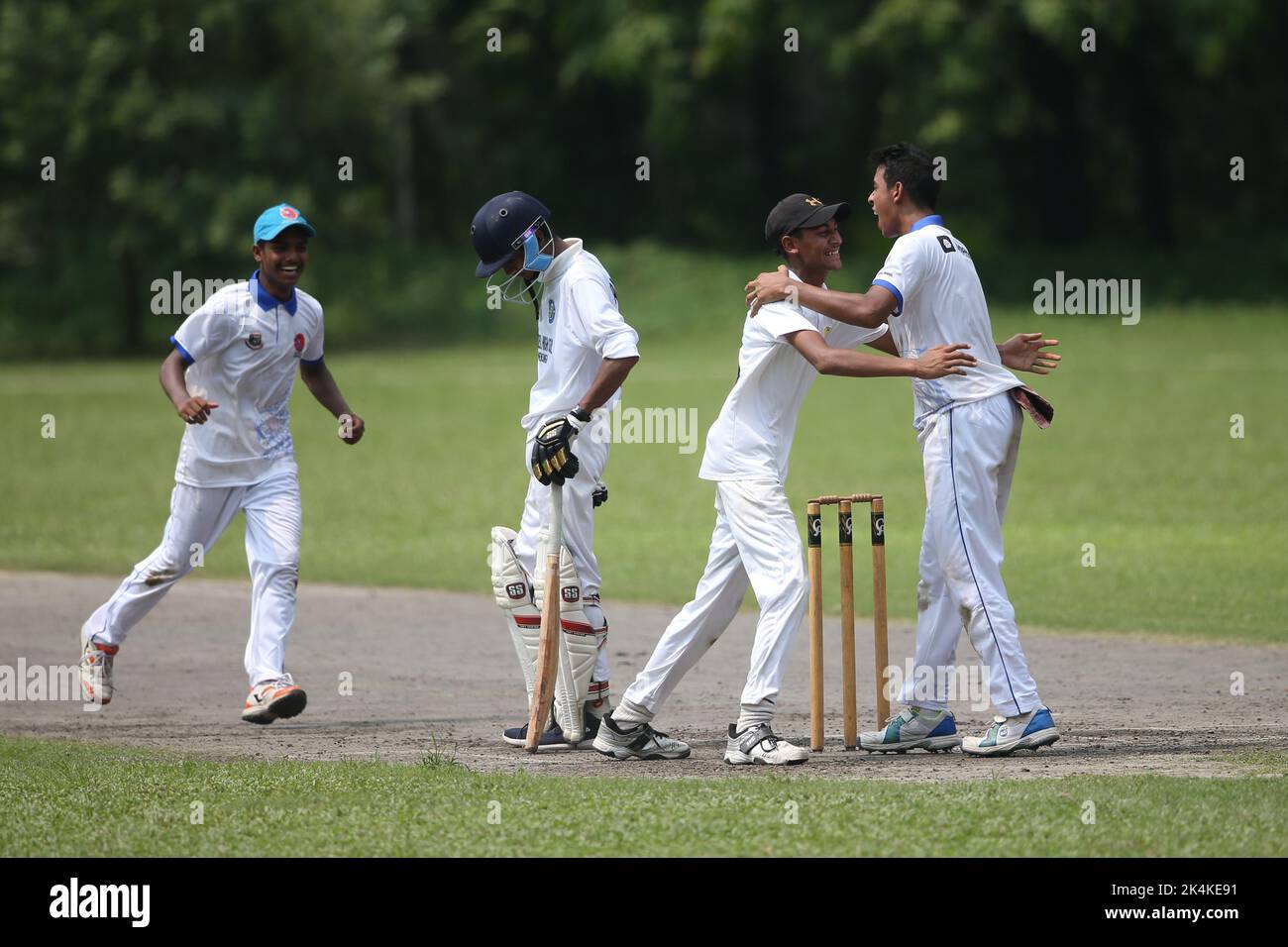 Prime Bank National School Cricket Tournament 2021-22 Spiel zwischen Premier Ideal High School, Mymensingh und Shishu Niketon High School, Rangpur bei J Stockfoto