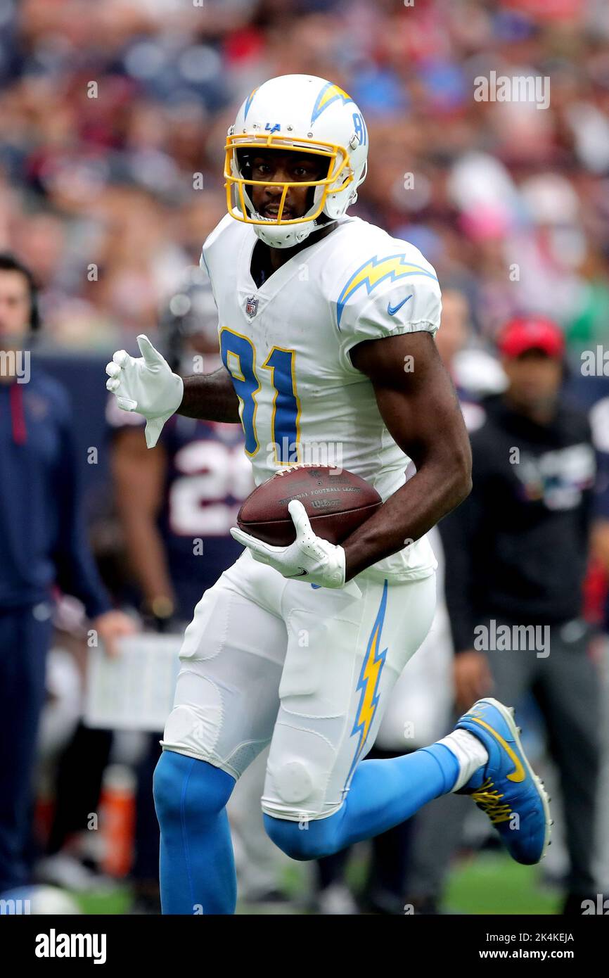 Houston, Texas, USA. 2. Oktober 2022. Der Los Angeles Chargers Wide Receiver Mike Williams (81) trägt den Ball nach einem Fang während des Spiels zwischen den Houston Texans und den Los Angeles Chargers am 2. Oktober 2022 im NRG Stadium in Houston, TX. (Bild: © Erik Williams/ZUMA Press Wire) Stockfoto