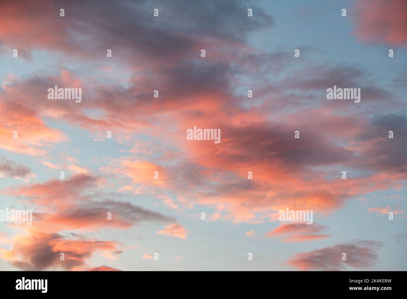 Roter Sonnenuntergang Himmel und Wolken. Schottland Stockfoto