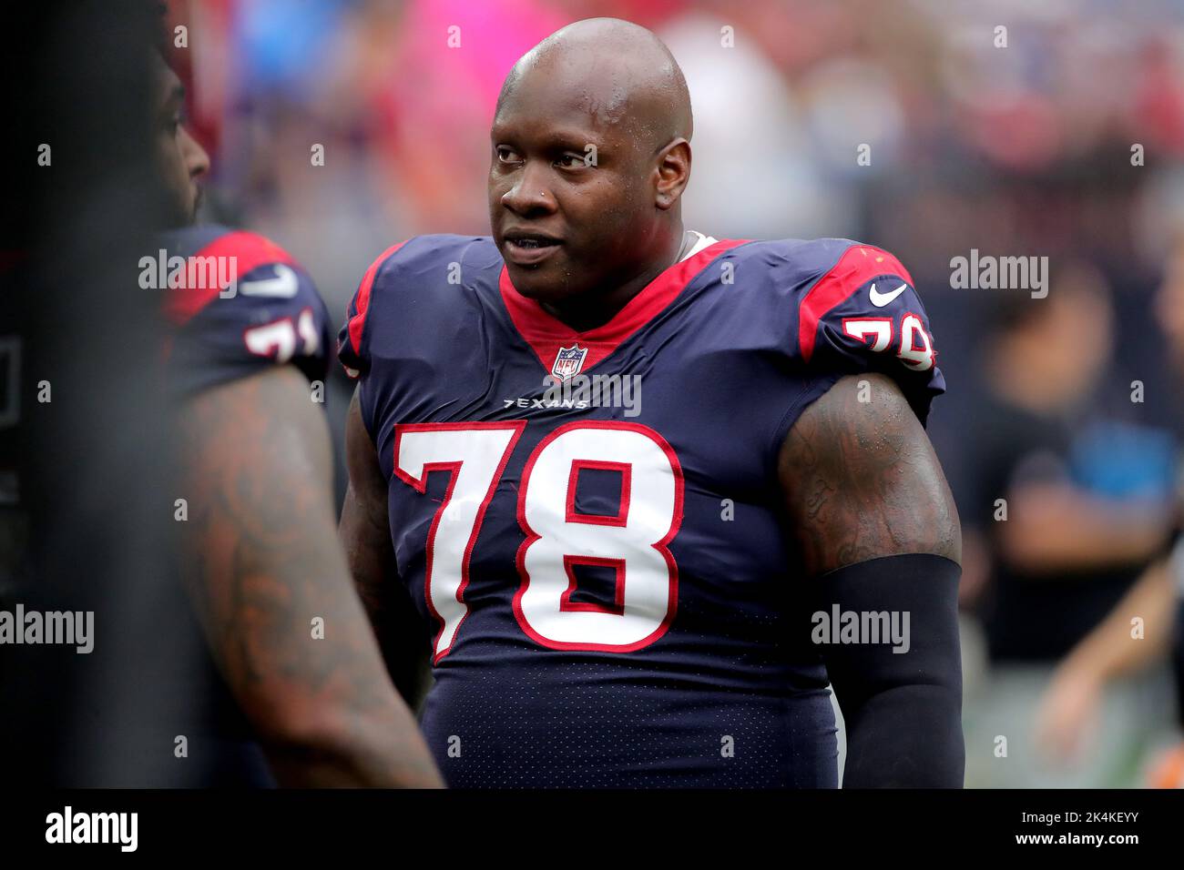 Houston, Texas, USA. 2. Oktober 2022. Houston Texans Offensive Tackle Laremy Tunsil (78) am Rande während des Spiels zwischen den Houston Texans und den Los Angeles Chargers im NRG Stadium in Houston, TX am 2. Oktober 2022. (Bild: © Erik Williams/ZUMA Press Wire) Stockfoto