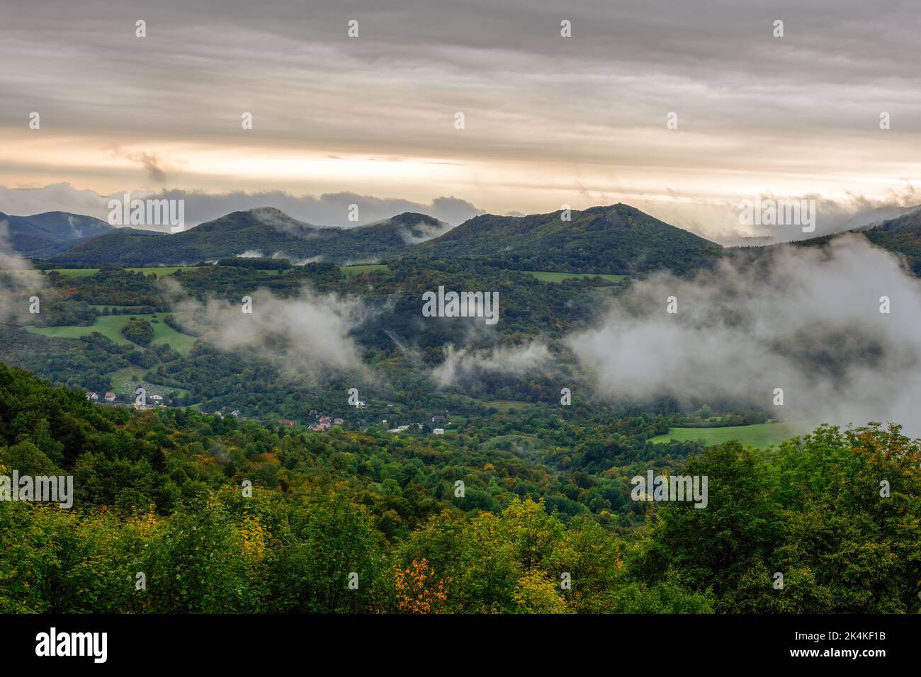 Nebel rollt ins Tal, herbstliche Berglandschaft mit Wald. Am frühen Morgen. Blick von oben. Natur Europas, Land. Slowakei Stockfoto