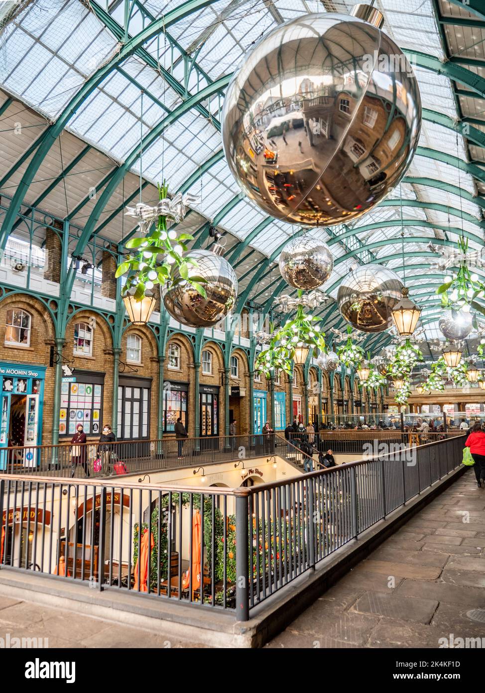 Covent Garden Christmas Display, London. Das Wahrzeichen Londons wurde für seinen jährlichen Wintermarkt dekoriert. Stockfoto