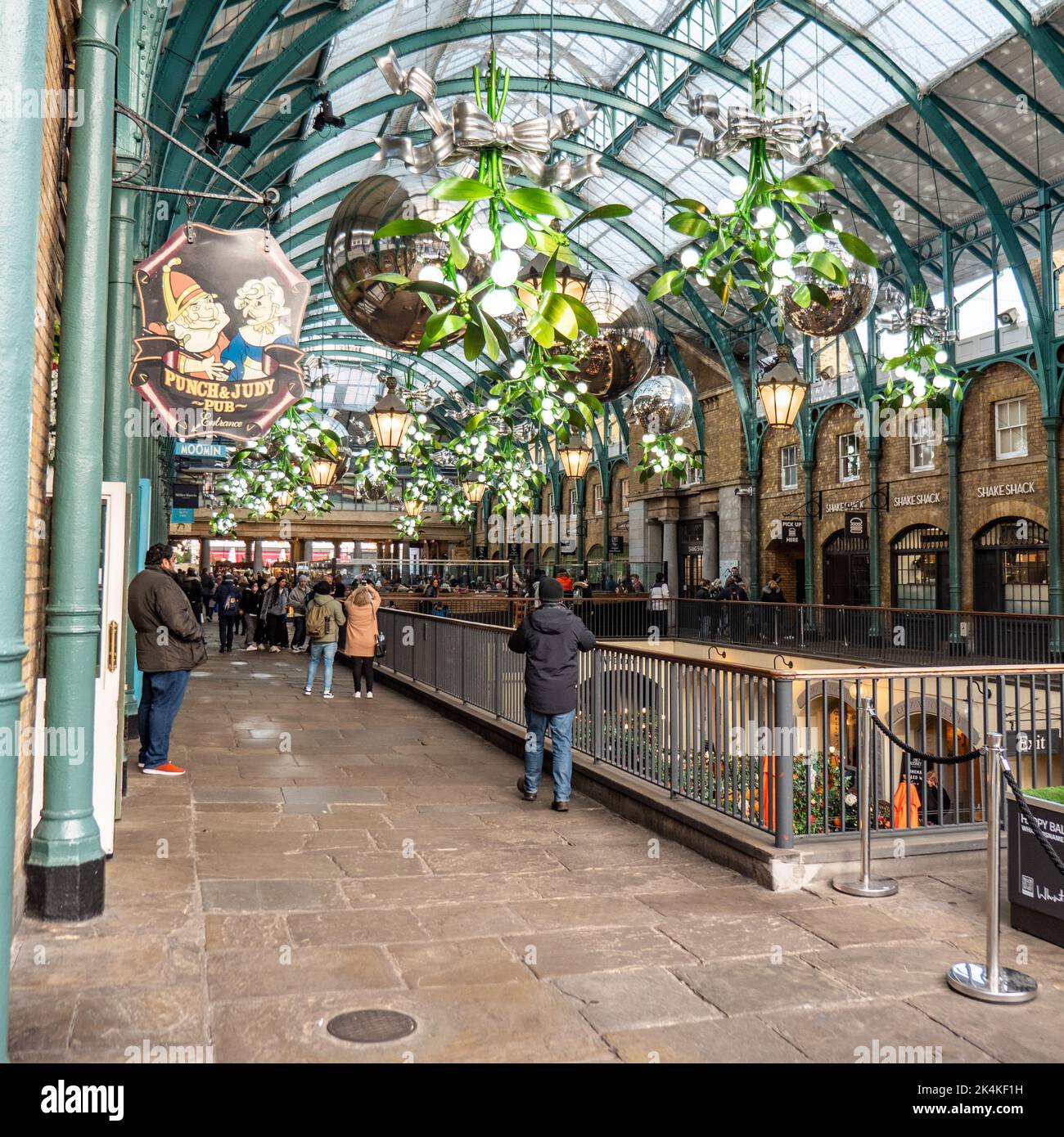 Covent Garden Christmas Display, London. Das Wahrzeichen Londons wurde für seinen jährlichen Wintermarkt dekoriert. Stockfoto