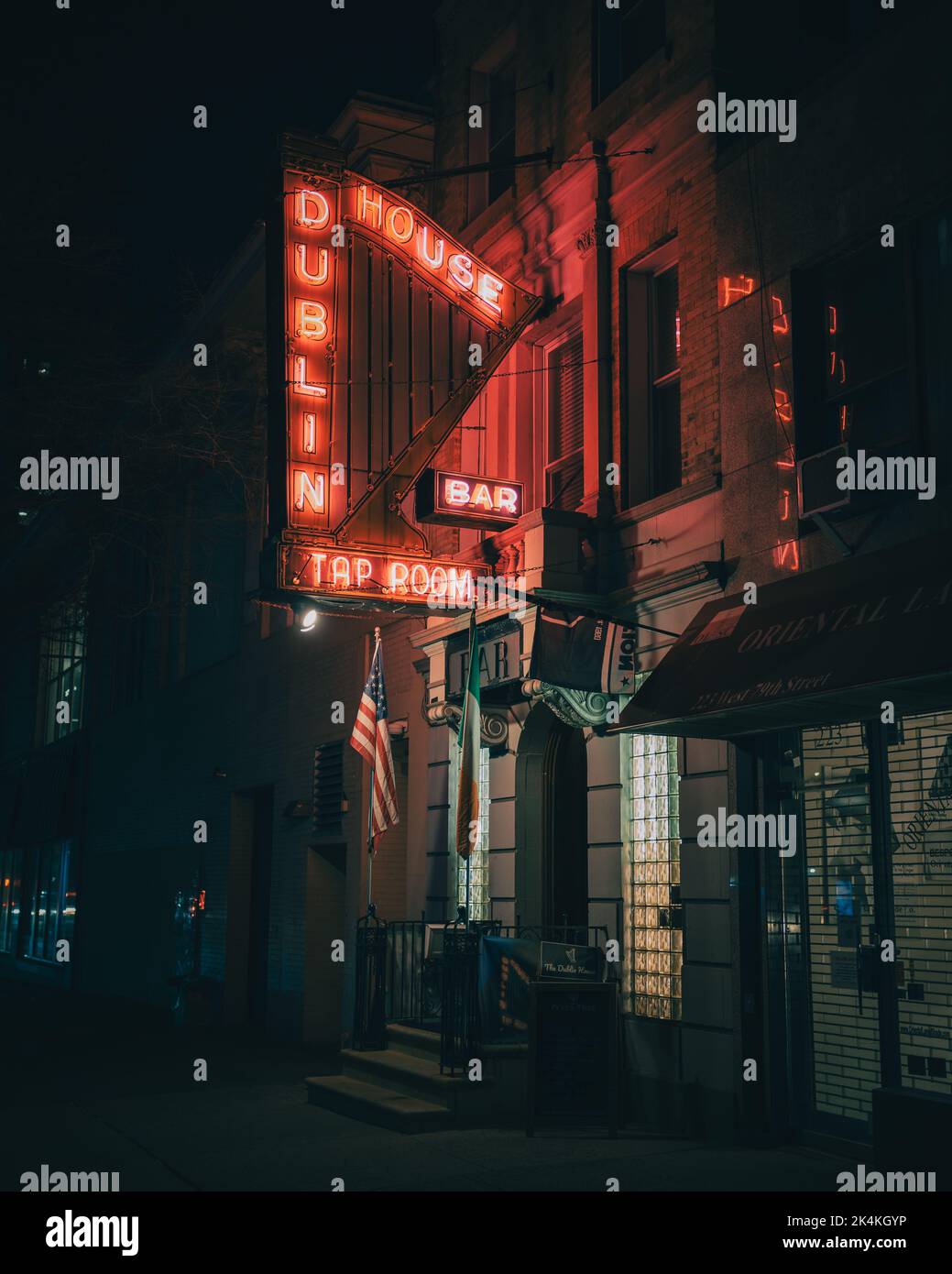 Neonschild des Dublin House bei Nacht, auf der Upper West Side, Manhattan, New York Stockfoto