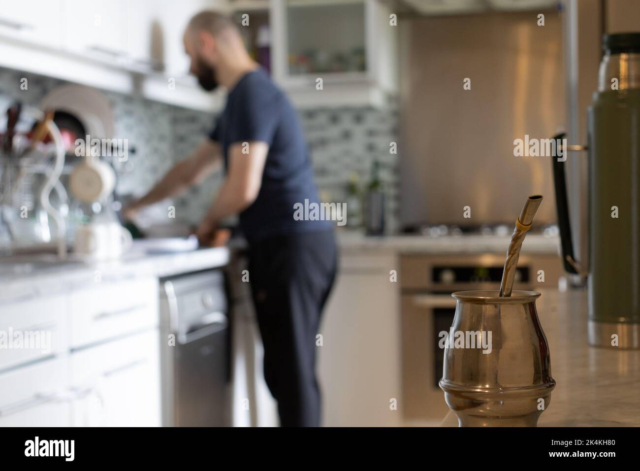 Mann, der Hausarbeit leistet. Der Partner wird im Vordergrund serviert Stockfoto