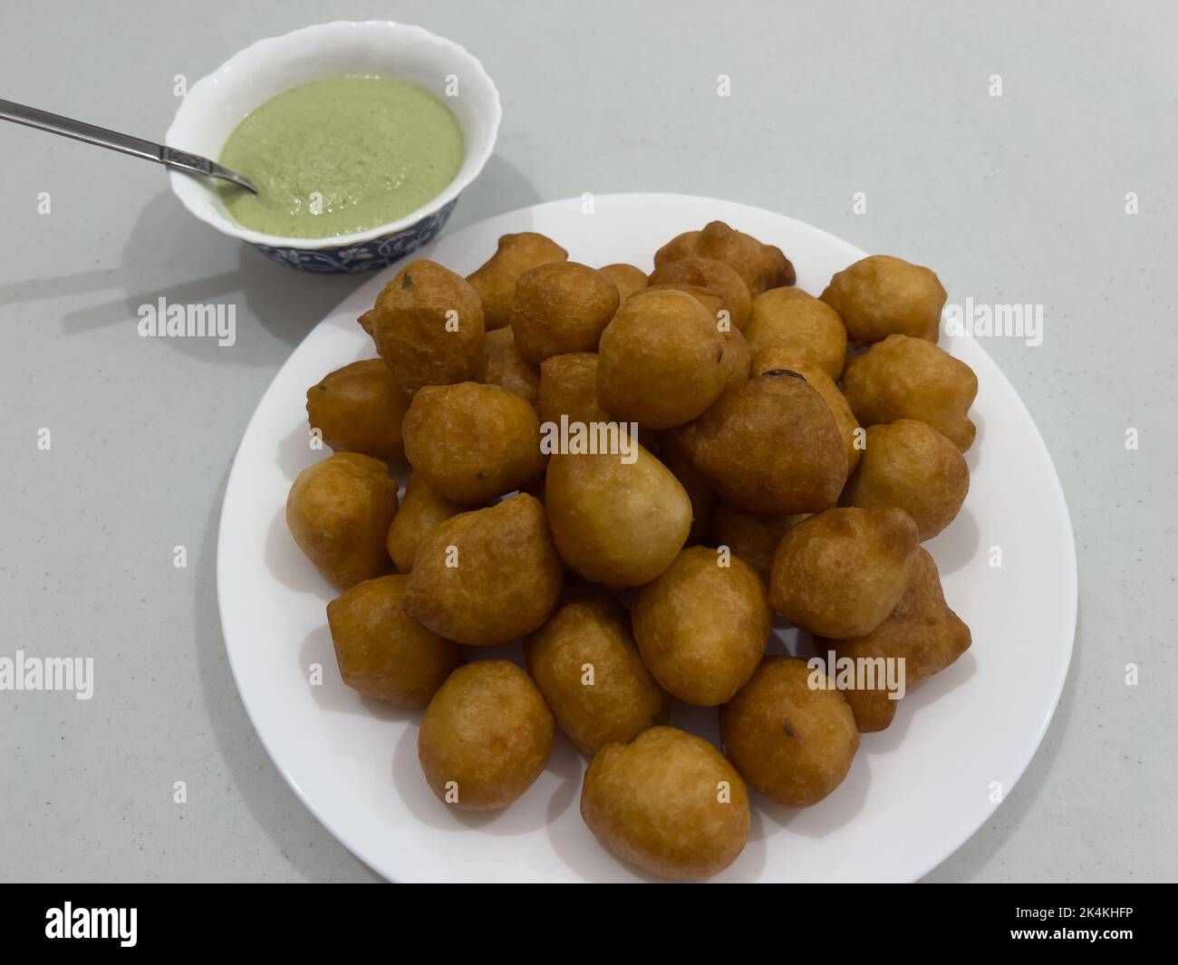 Der hausgemachte Golibaje oder Mangalore Bajji ist ein traditioneller mangalorischer Snack, der mit grünem Minzchutney serviert wird. Stockfoto