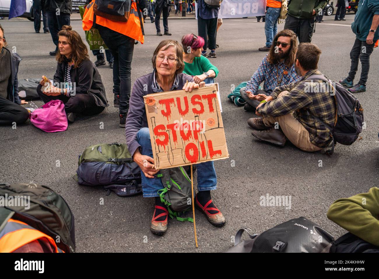 London, Großbritannien. 3 Oktober 2022 . Just Stop Oil-Klimaaktivisten führen in Whitehall einen Sit-Protest ein, der den Verkehr blockiert, während sie mit Transparenten vor der Downing Street demonstrieren, die die britische Regierung auffordert, neue Lizenzen für fossile Brennstoffe einzustellen und alle Häuser in Großbritannien zu isolieren. Quelle: amer ghazzal/Alamy Live News. Stockfoto