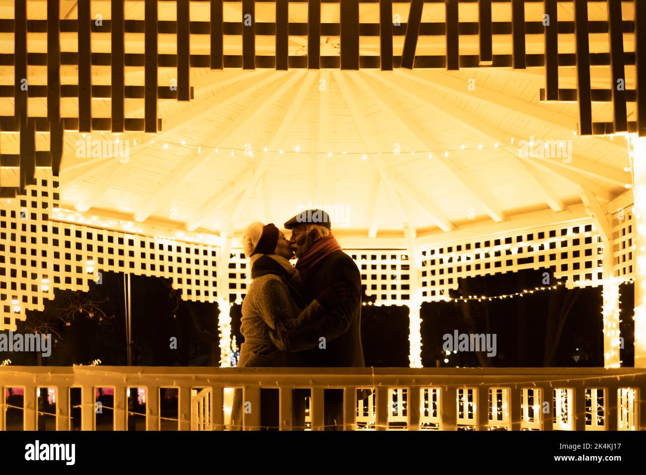 Ein älteres Paar küsst sich im Pavillon Stockfoto