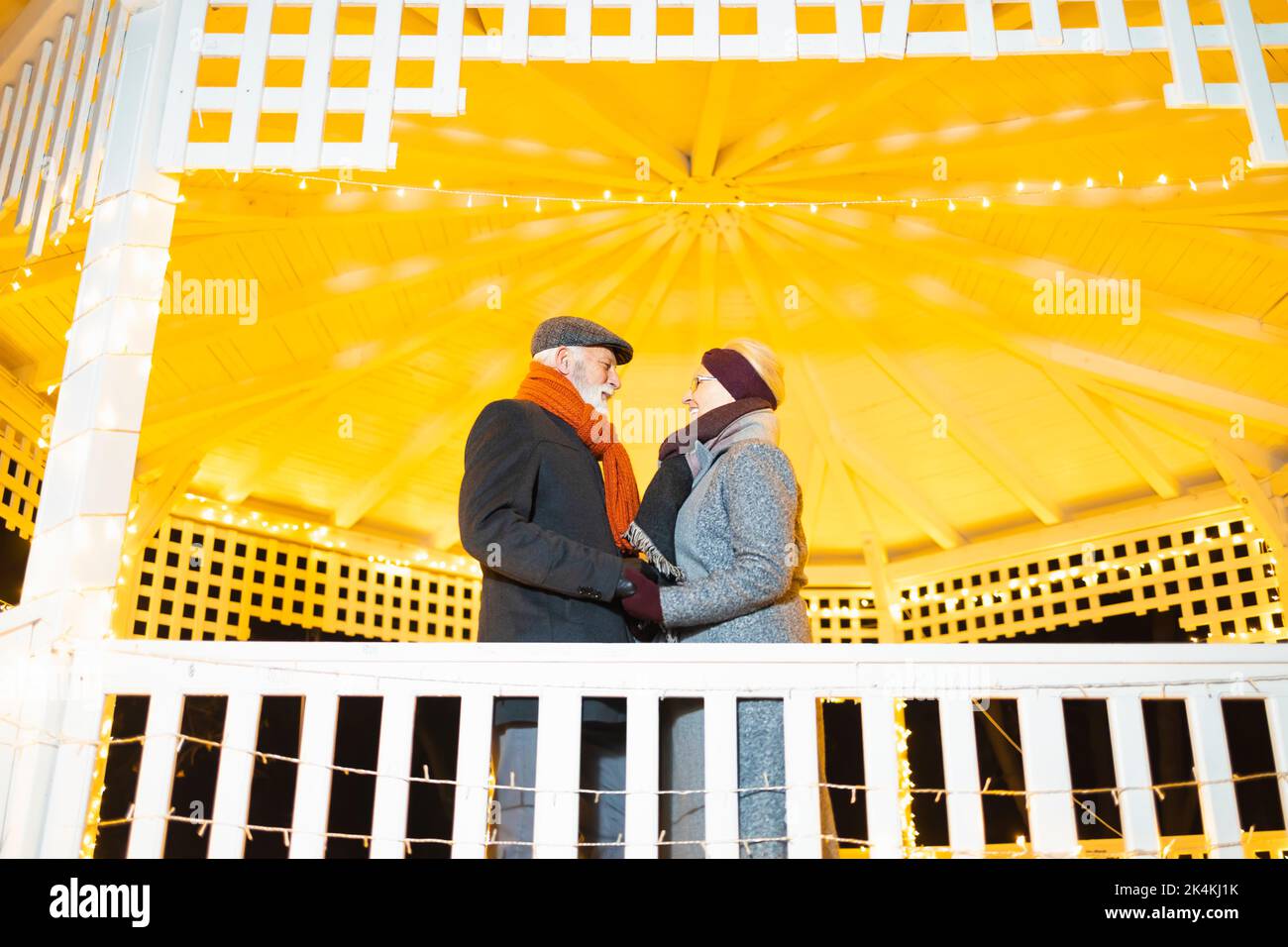 Glückliches älteres Paar in der Liebe suchen einander in den Pavillon Stockfoto