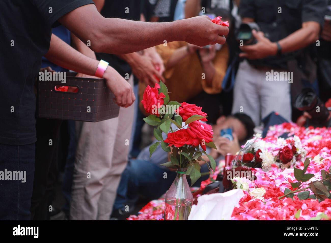 Malang, Indonesien. 3. Oktober 2022. Menschen zollen den Opfern vor dem Kanjuruhan-Stadion in Malang, Ost-Java, Indonesien, Tribut, 3. Oktober 2022. Der Stampede ereignete sich am späten Samstag im Kanjuruhan Stadium in der Regentschaft Malang, nachdem der Verein Arema Malang in einem indonesischen Fußballspiel gegen Persebaya Surabaya verloren hatte. Quelle: Bayu Novanta/Xinhua/Alamy Live News Stockfoto