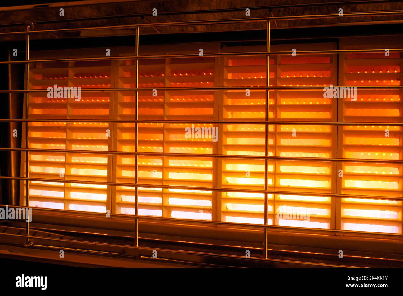 Brände mit Strahlungsgas in Hausanwesen, die bei voller Stärke brennen. Nahaufnahme von Flammen. Stockfoto Brände mit Strahlungsgas in Hausanwesen, die bei voller Stärke brennen. Nahaufnahme von Flammen. Stockfoto