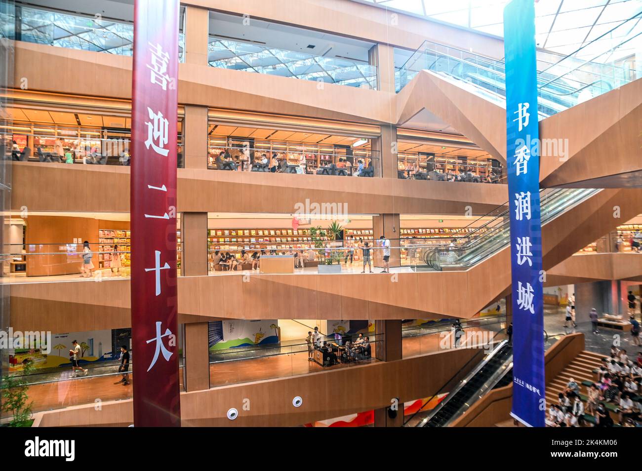 NANCHANG, CHINA 3. OKTOBER 2022 Eltern mit ihren Kindern nutzen den