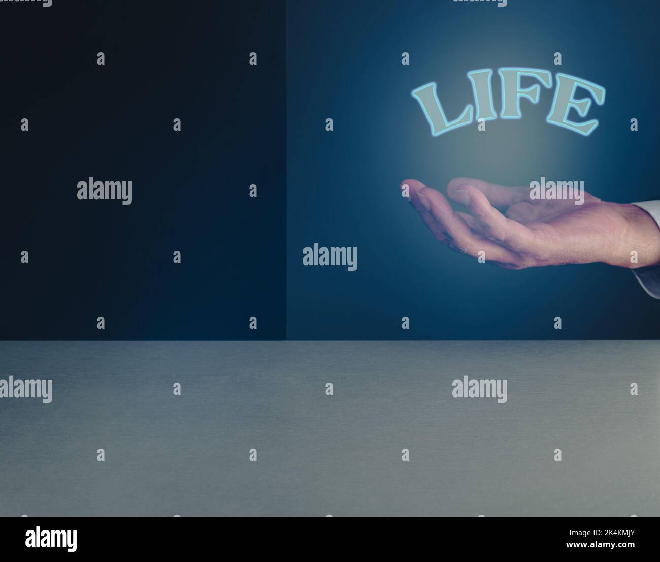 Hand mit dem Wort Leben, Konzept der Balance im Leben. Stockfoto